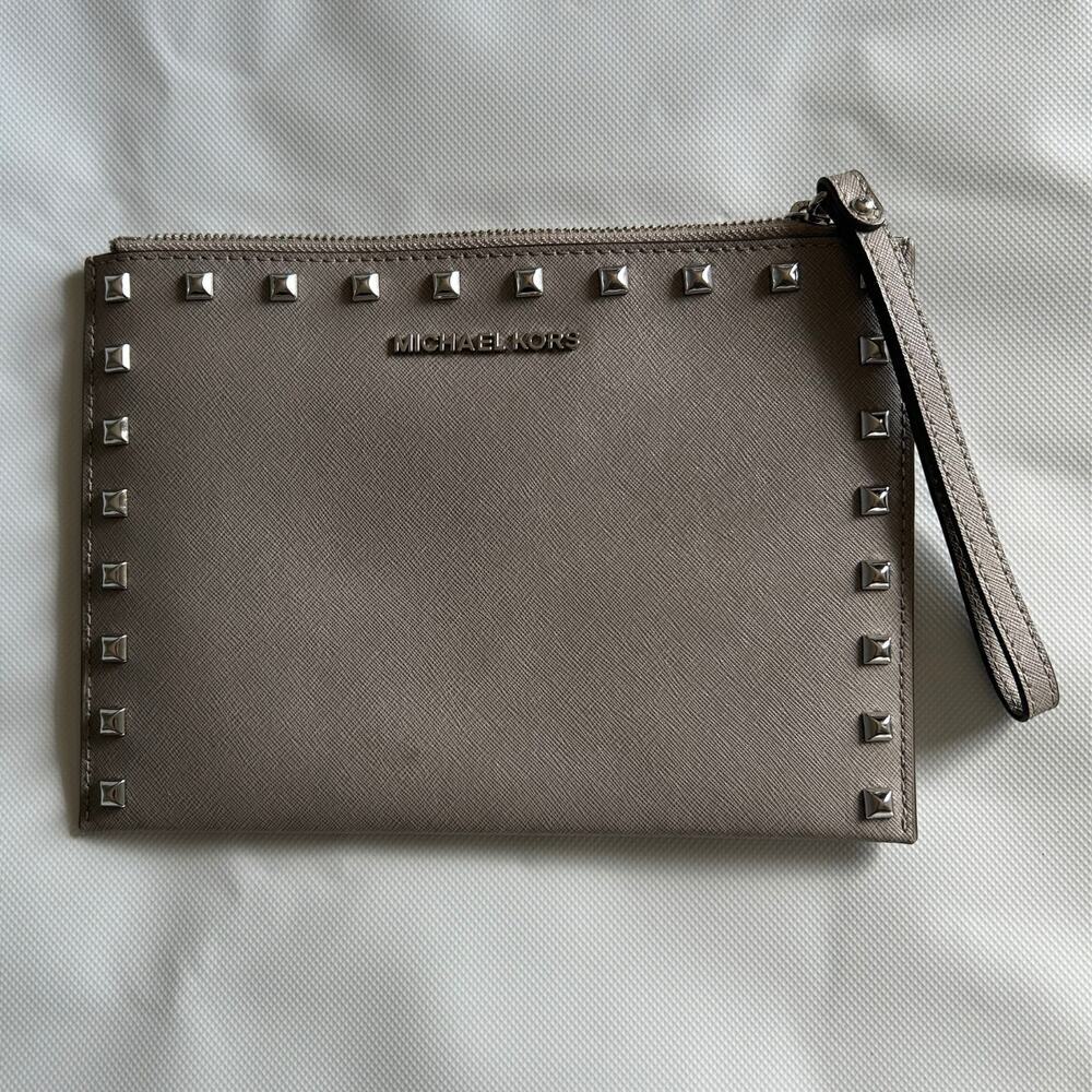 LUX230 Michael Kors‎ Jet Set XL Wristlet Gray Saffiano Leather Studded Clutch
